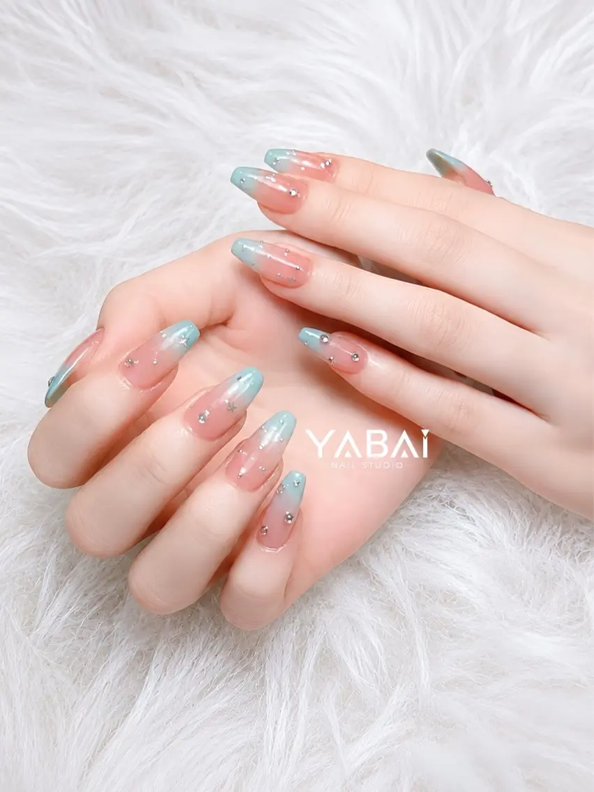 ネイル グラデーション キラキラネイル 水色 ピンク シンプルネイル YABAI NailStudioのネイルデザイン
