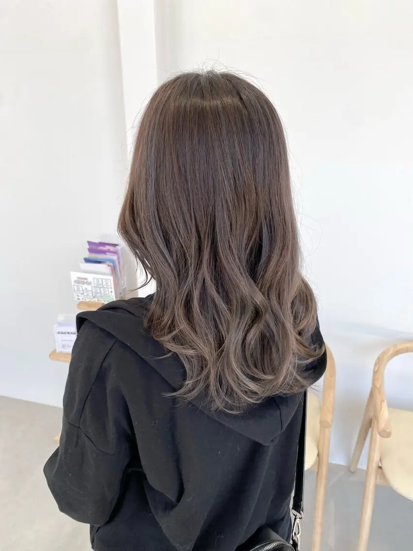 セミロング カラー グレージュ ハイライトカラー ハイライト 川合 勇気のヘアスタイル