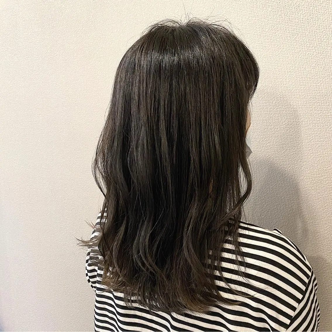 セミロング カラー グレージュ ハイライトカラー カーキグレージュ ハイライト 山口 浩之のヘアスタイル