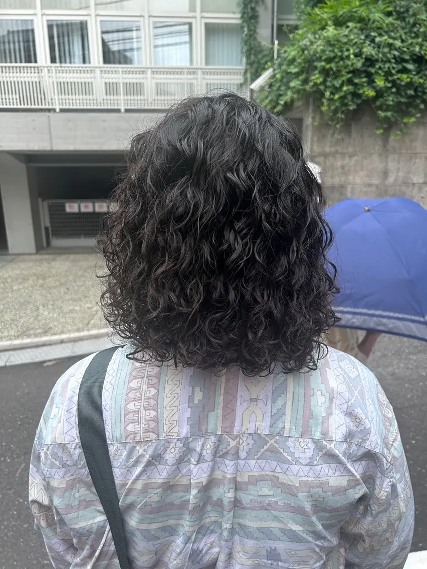 セミロング パーマ メンズ メンズパーマ プードルパーマ スペインカール ツーブロック メンズウルフカット メンズパーマ ジンのヘアスタイル