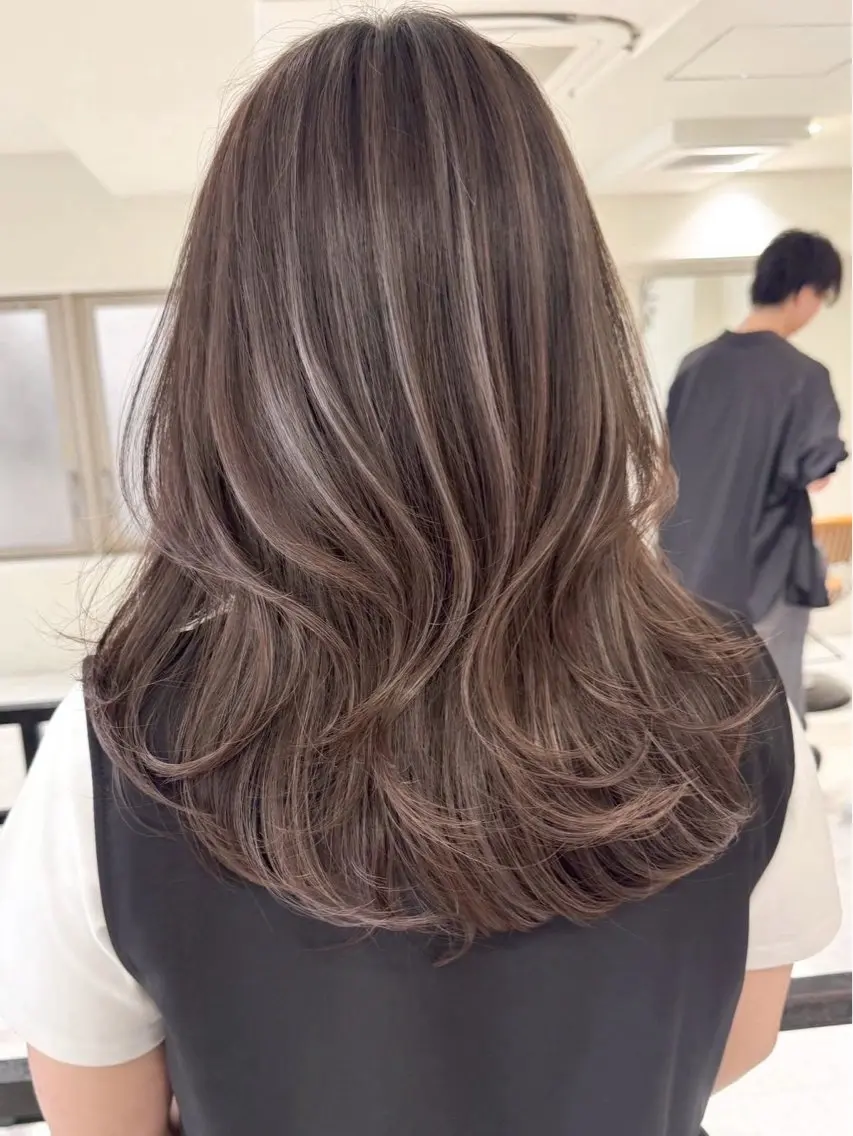 【ミディアム・ロング限定】ハイライト+透明感カラー+うる艶トリートメントの写真