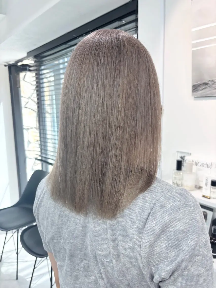 セミロング ヘアカラー ハイトーンカラー 🦋yuri🦋のヘアスタイル