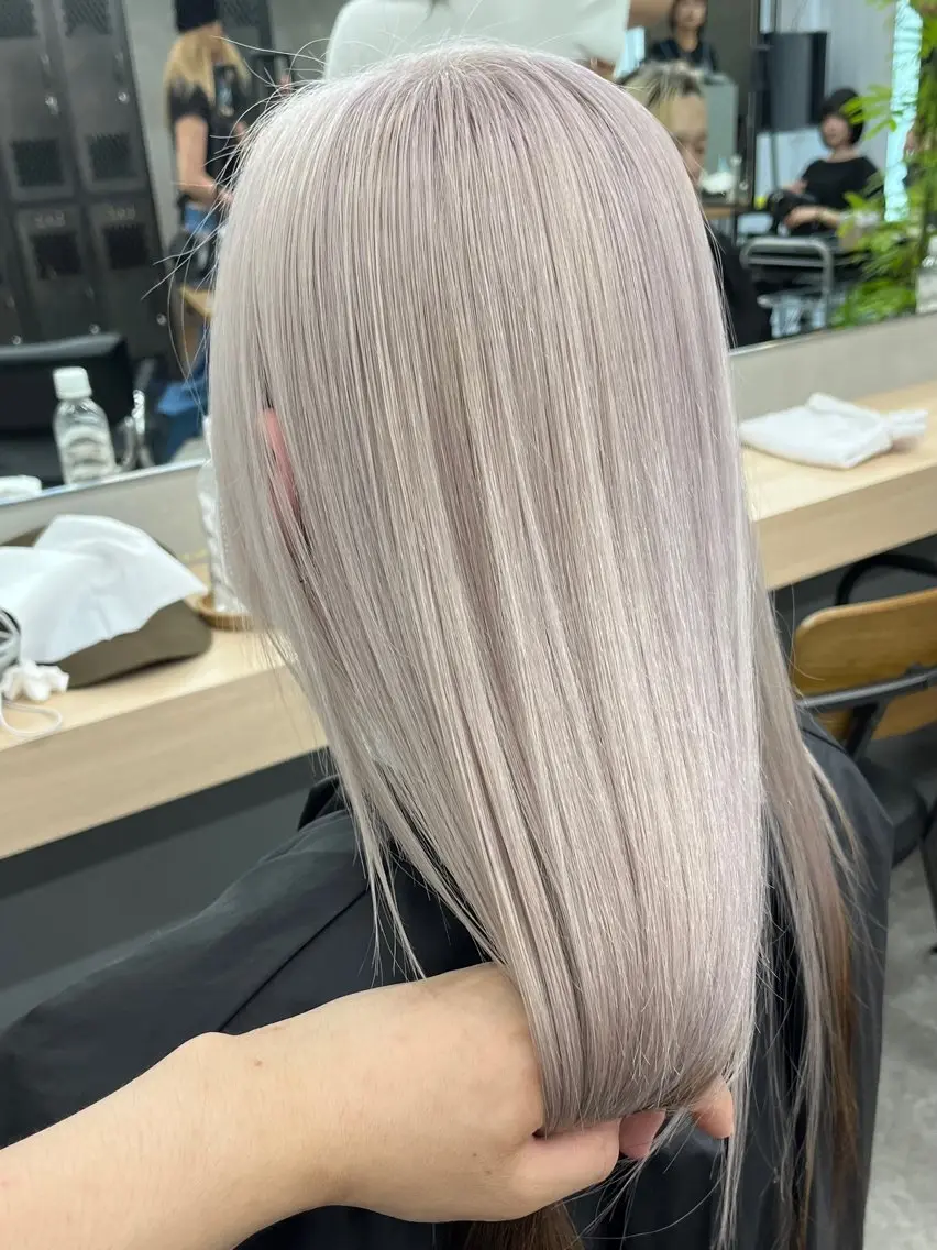 セミロング カラー イツク ⚡️ ルーツ/ハイトーンのヘアスタイル