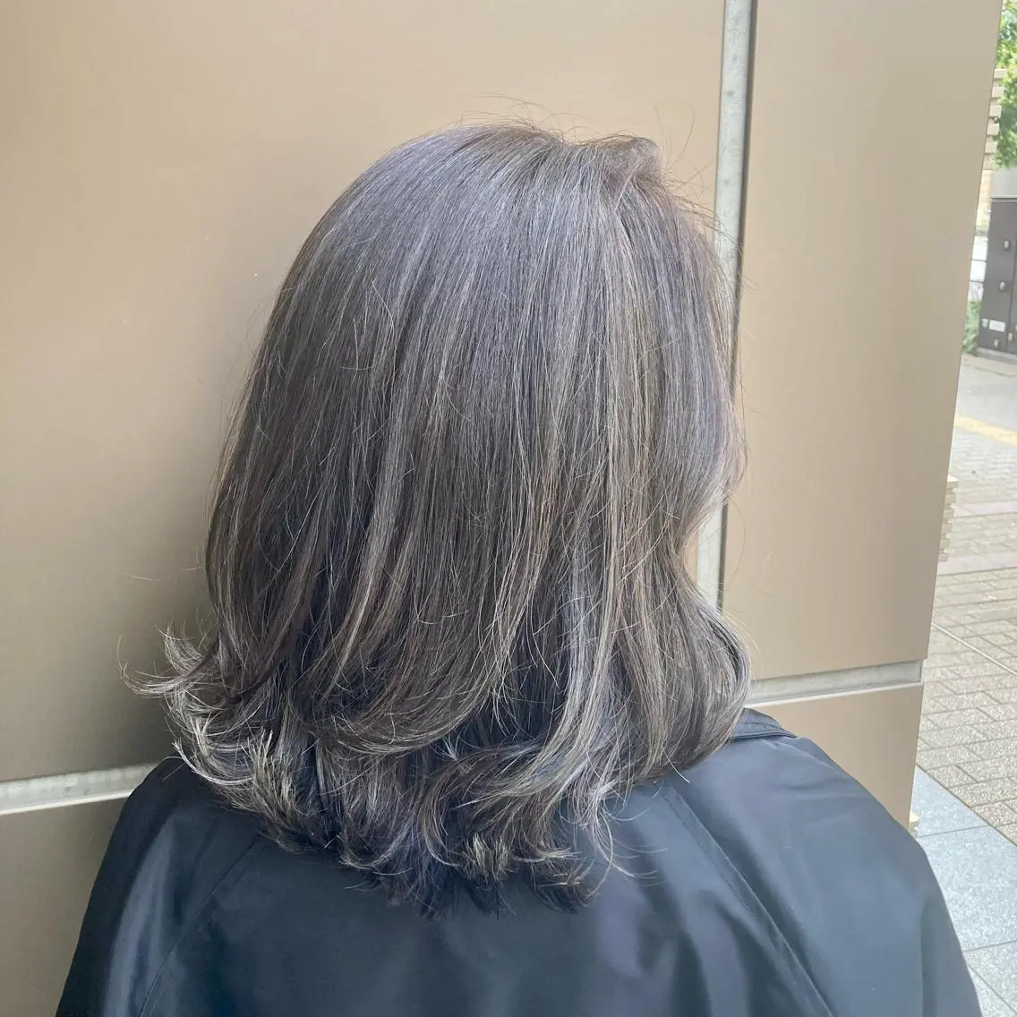 ミディアム カラー アッシュ シルバー シルバーアッシュ 松岡 知のヘアスタイル