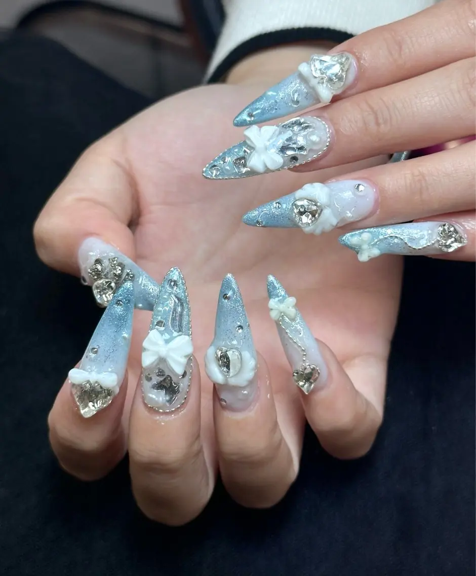 ネイル ブルー キラキラネイル ロングネイル 持ち込み リボン Iconic Nailのネイルデザイン