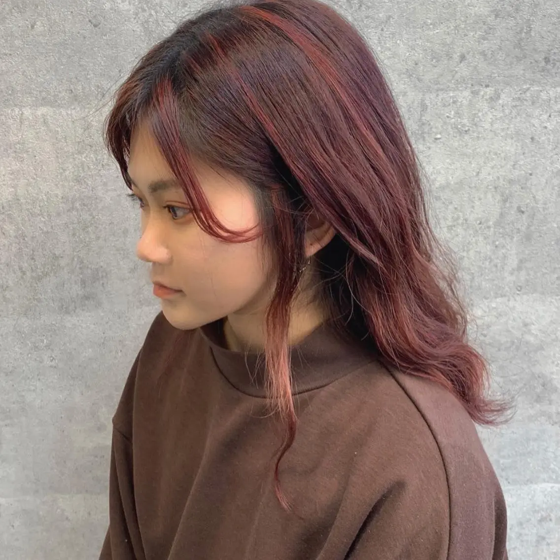セミロング カラー カシス レッドカラー 今野 美栄のヘアスタイル