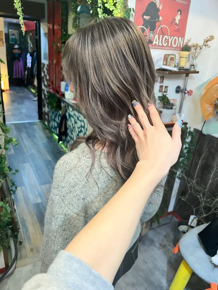 セミロング カラー デザインカラー カラーパティシエ facce🌼ikoのヘアスタイル