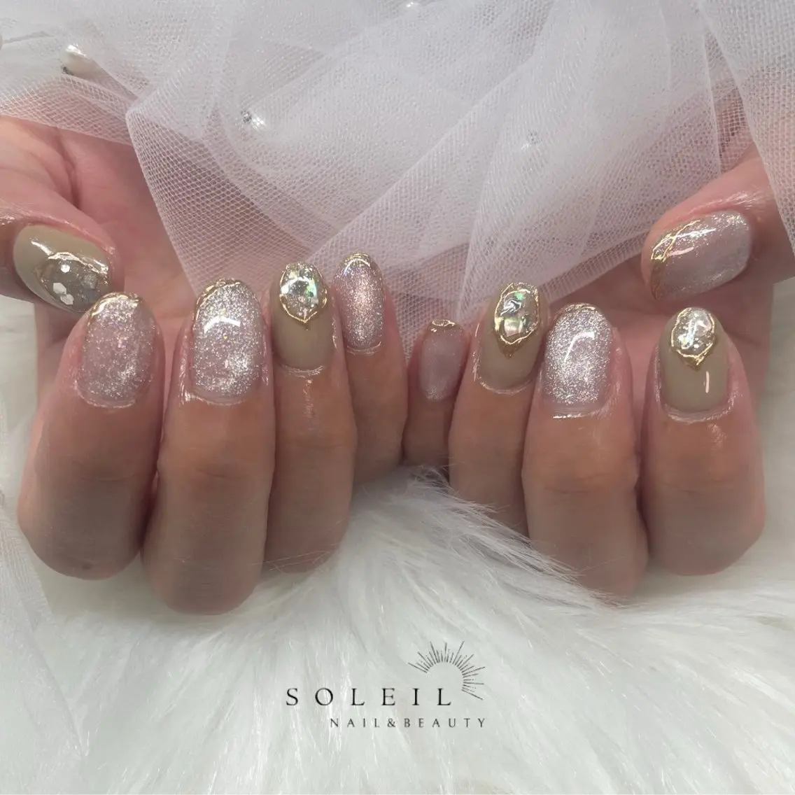 ネイル ゴールド キラキラネイル ぷっくりネイル ハンドネイル SOLEILnail &beautyのエステ・リラクイメージ