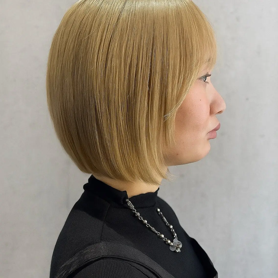 ショート カラー ベージュカラー ブリーチ ブロンド ミルクティーベージュ ボブ カット ヘアカラー トリートメント 【nui 茨木】 清水優のヘアスタイル