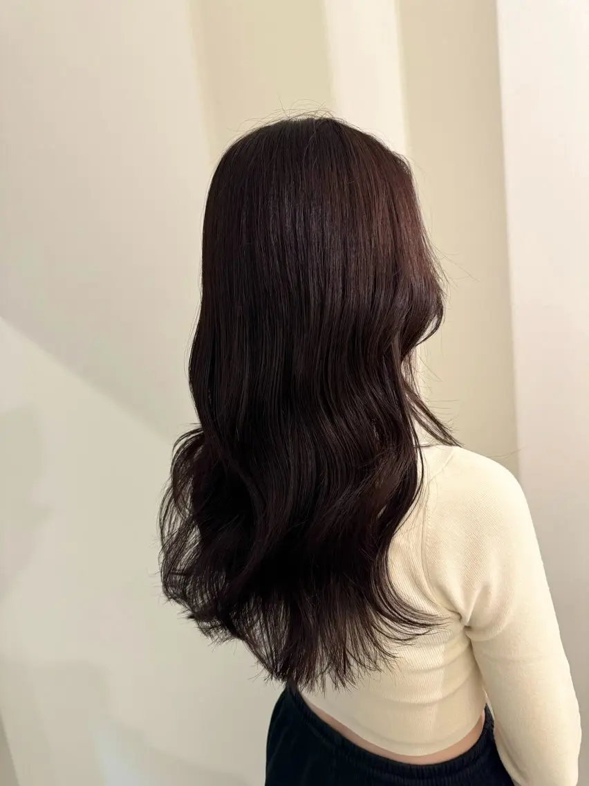 ロング カラー カシス レッドカラー 内沼 恵留菜のヘアスタイル