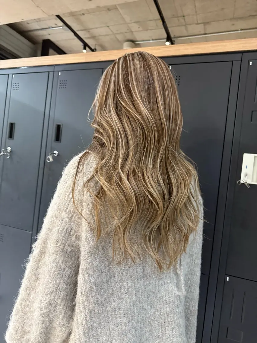 ロング ハイライト 🫧ハイライトカラー 🫧 𝓜𝓘𝓤のヘアスタイル