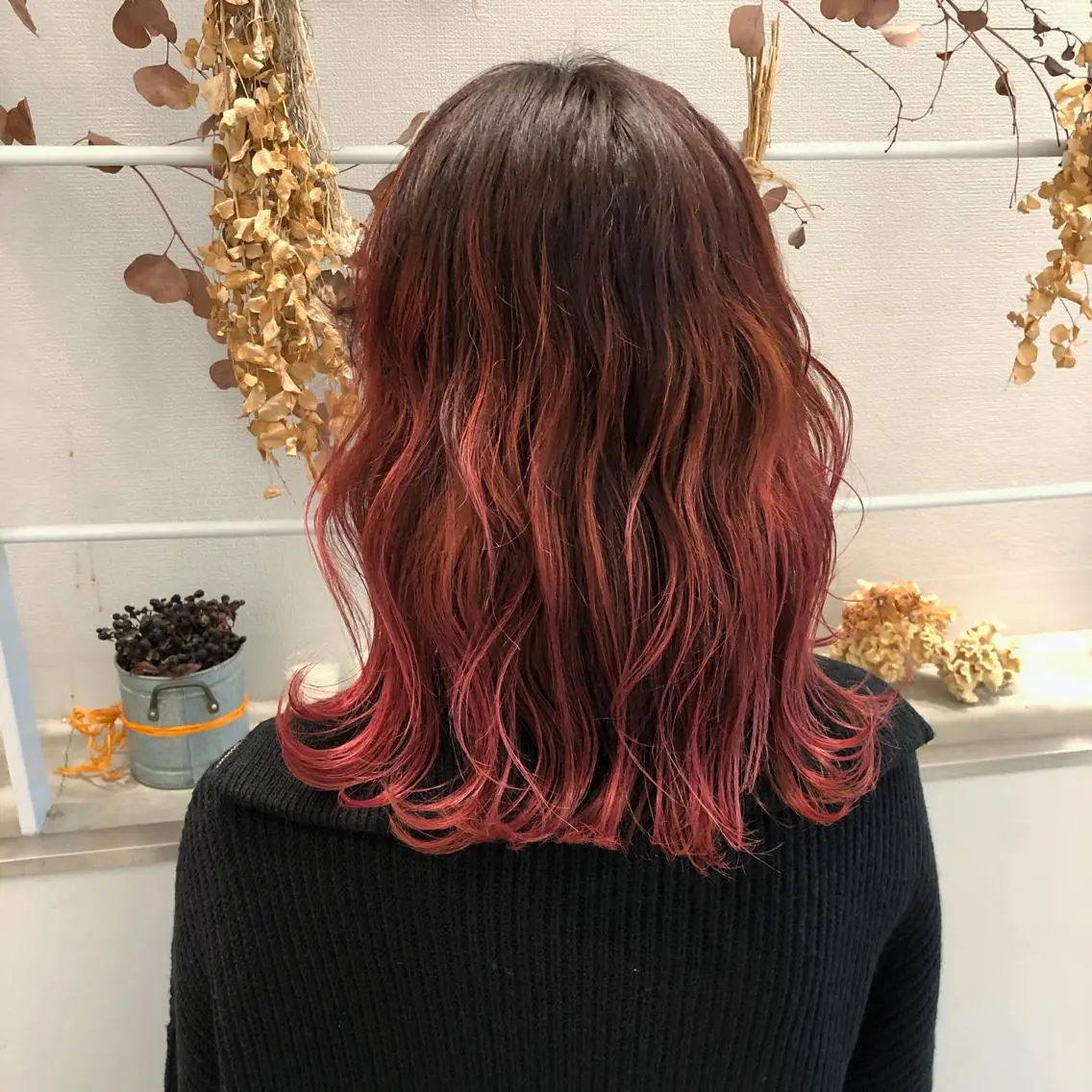 セミロング カラー カシス デザインカラー グラデーションカラー ハイライトカラー ピンクカラー 柏木 彩花のヘアスタイル