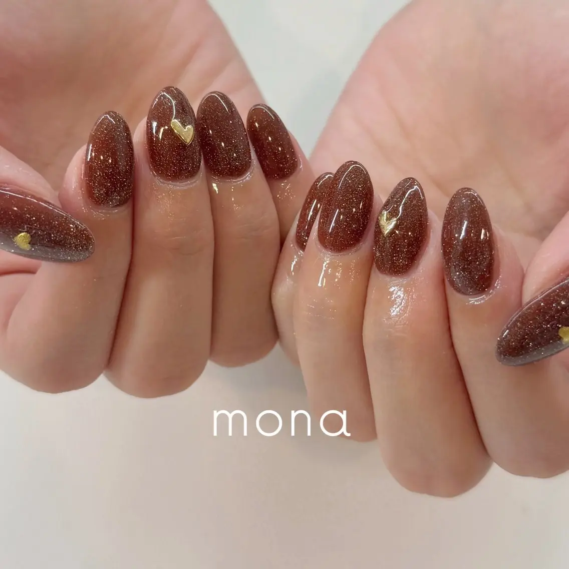 ネイル ブラウン フラッシュネイル ゴールド ハート ラメ(グリッター) mona Maiのネイルデザイン