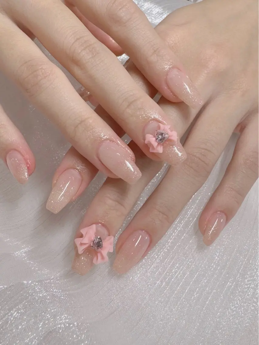 ネイル キラキラネイル リボン ワンホンネイル nailsalon ChuColaのネイルデザイン