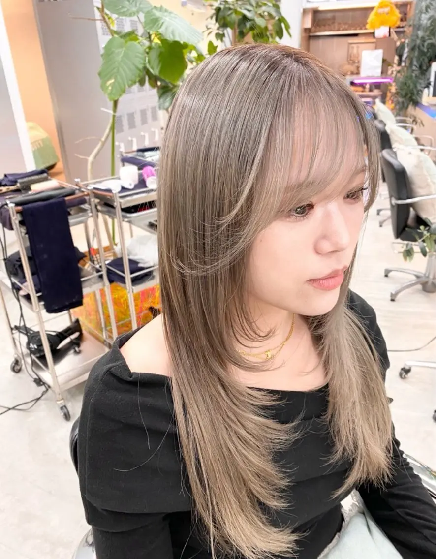 ロング カラー ベージュカラー ブリーチ グレージュ シルバー 顔周りカット カット ヘアカラー トリートメント 艶髪と透明感を ‼️/若林のヘアスタイル