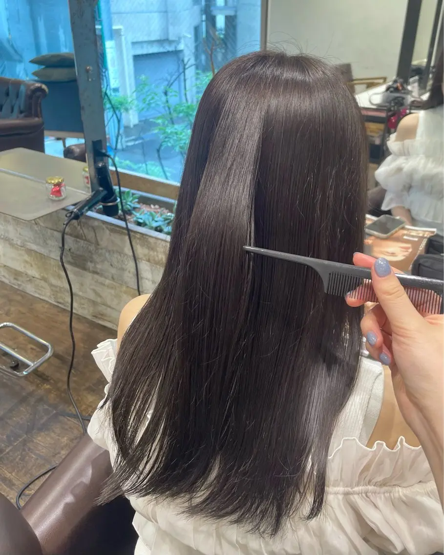 セミロング カラー いさと🩵ᩚ 表参道美容室のヘアスタイル