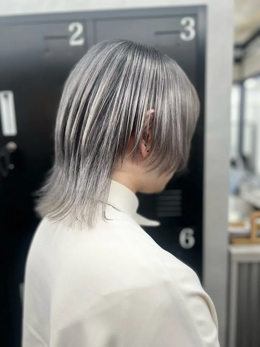 ミディアム カラー メンズ メンズブリーチ メンズウルフカット ブリーチ シルバー ホワイトシルバー カット ヘアカラー 透明感カラー特化🫧 🦋栗原🦋のヘアスタイル