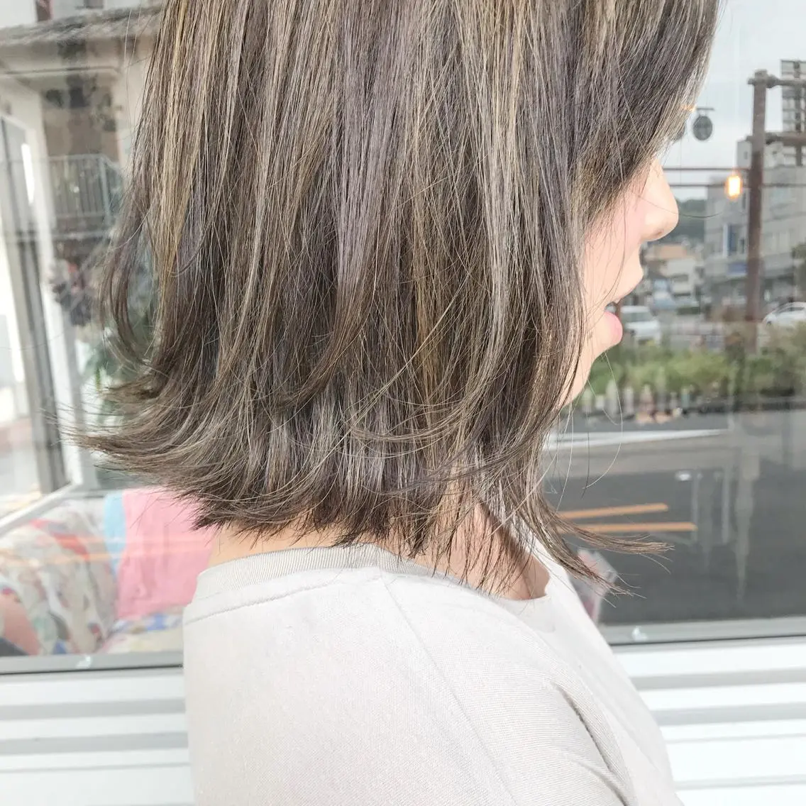 ミディアム カラー ヘアアレンジ お団子ヘア 切りっぱなしボブ バレイヤージュ ブリーチ グラデーションカラー Mariana/ 鶴原-ハイライトのヘアスタイル