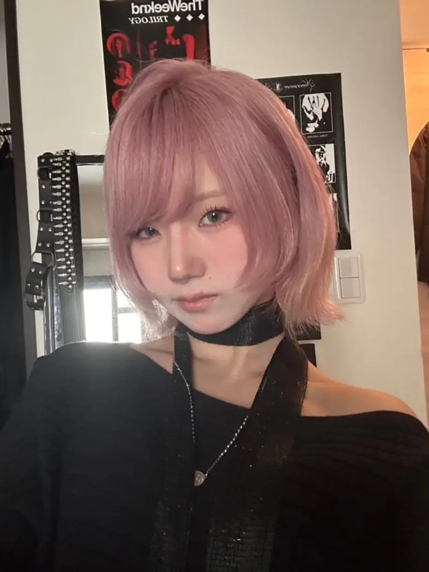 カラー ピンクカラー ホワイト&レイヤーカ ットエクステ長畠俊輔のヘアスタイル