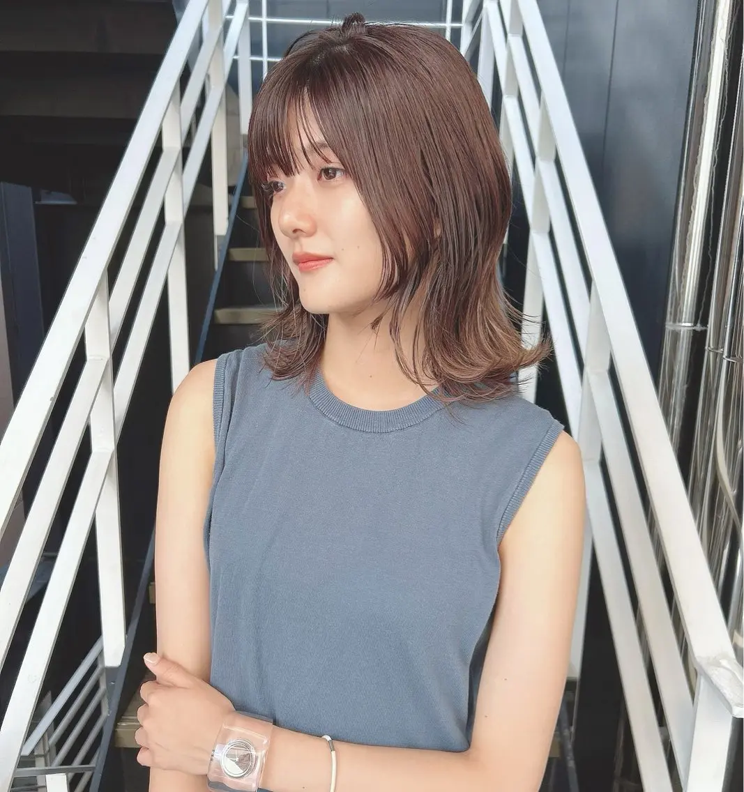 セミロング カラー 韓国🇰🇷レイヤー カットオリーブカラーのヘアスタイル