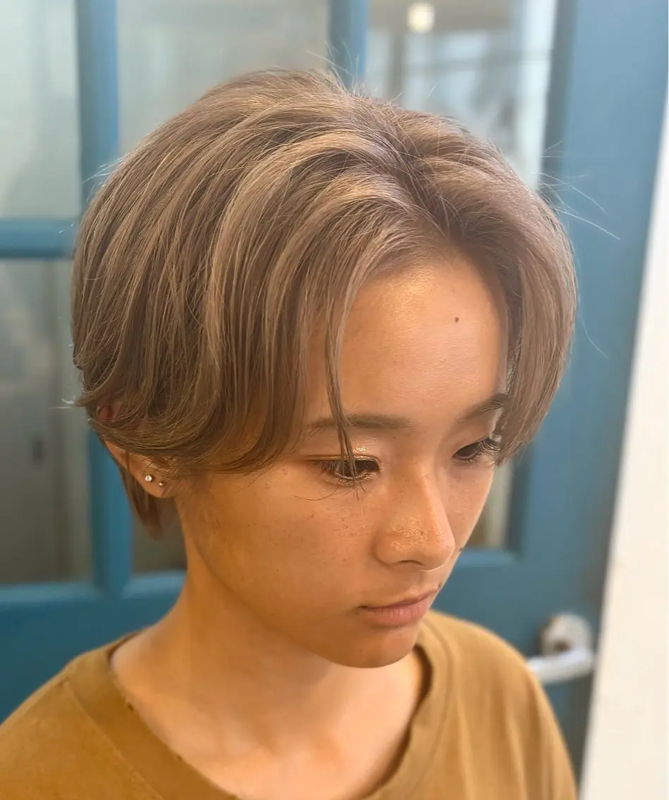 ショート カラー ハンサムショート ベージュカラー ミルクティーベージュ ホワイトミルクティーベージュ ショートヘア カット ヘアカラー ショート、韓国メンズ ヘアのかつらぎのヘアスタイル