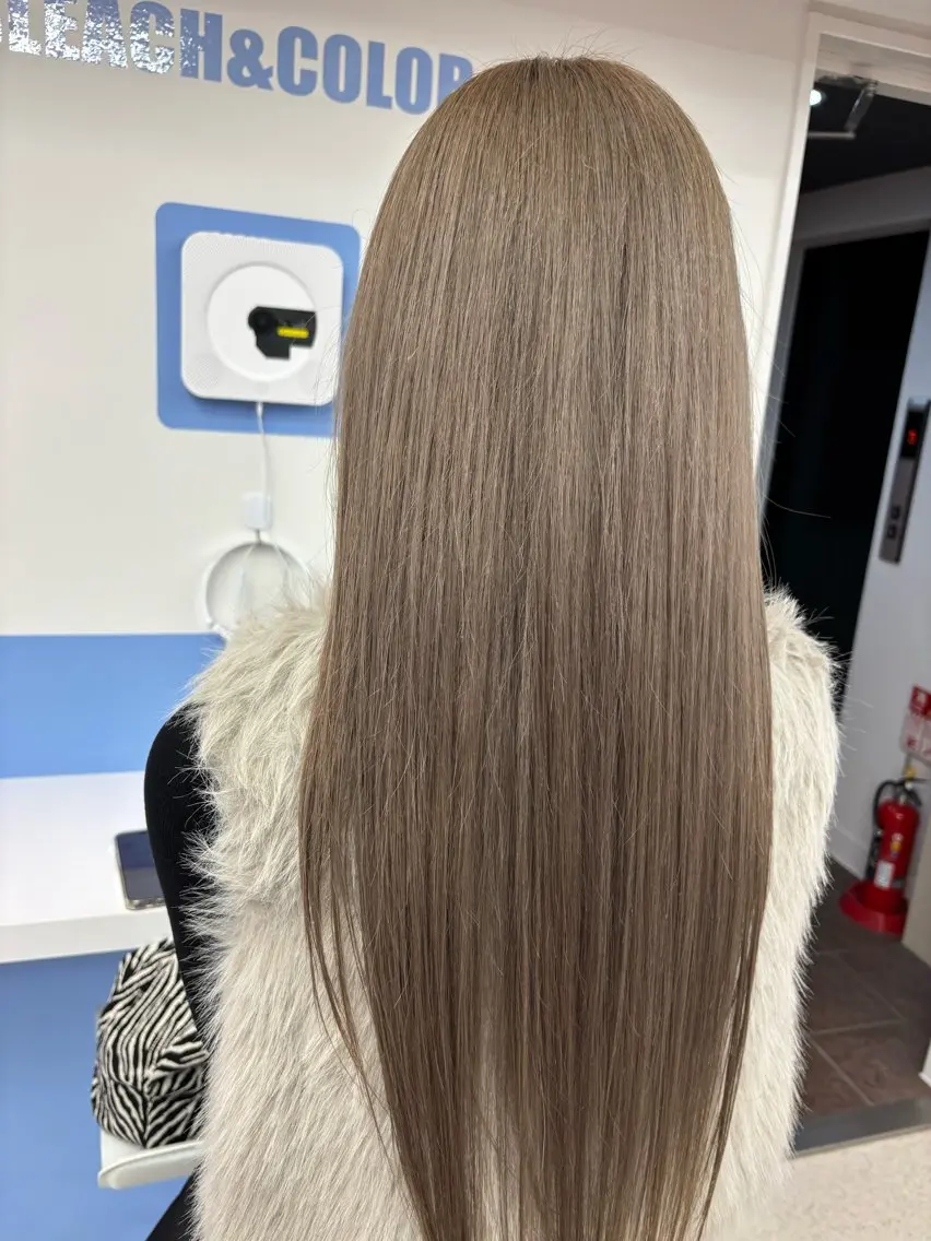 ロング カラー グレージュ 大谷 杏菜のヘアスタイル