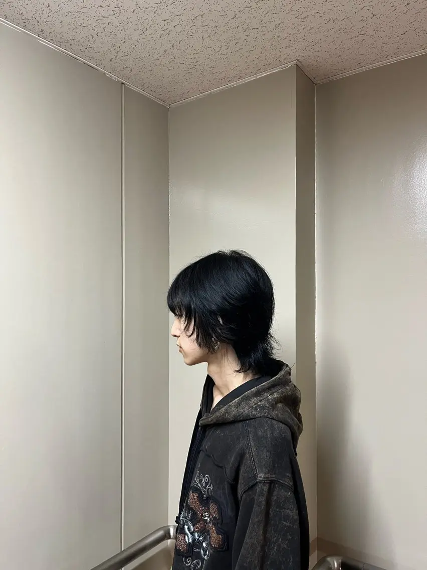 カラー メンズ 黒髪 ブルーカラー ブルーブラック 透明感カラー カット ヘアカラー 颯/波巻き/ウルフ /サーフカールのヘアスタイル