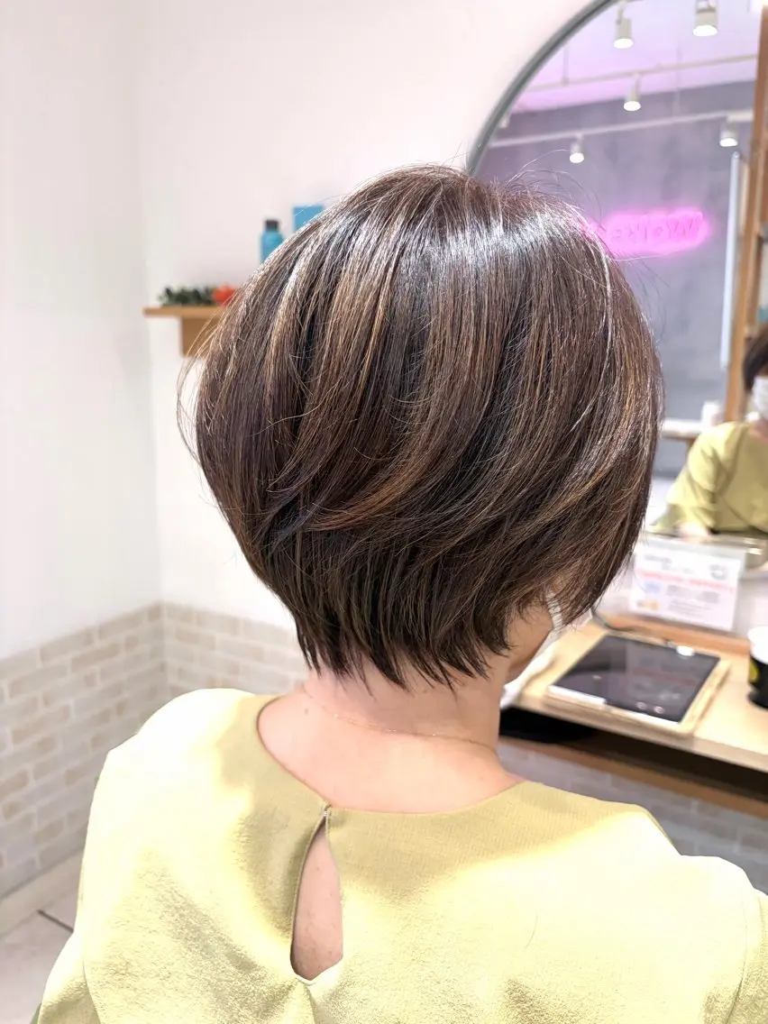 ショート カラー カット ヘアカラー トリートメント 丸みショート/ ハイライトカラーのヘアスタイル