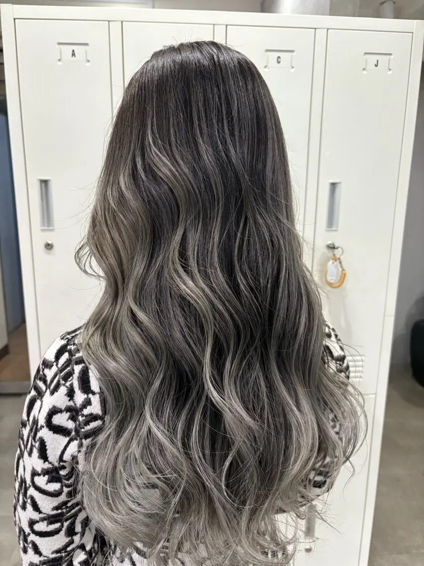 ロング レイヤーカット 🤍HIKARI🤍 ハイライトのヘアスタイル