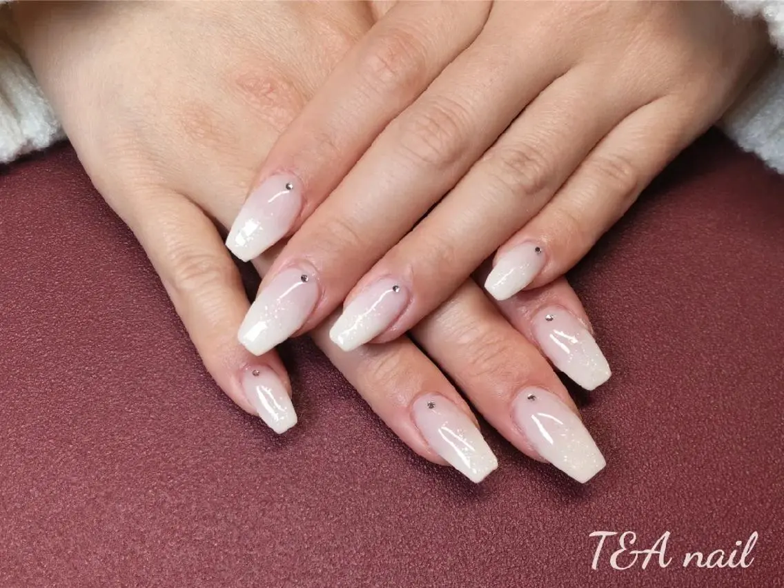 セミロング ネイル 長さ出し ジェルネイル グラデーション ラメ(グリッター) ニュアンスネイル T&A nailのネイルデザイン
