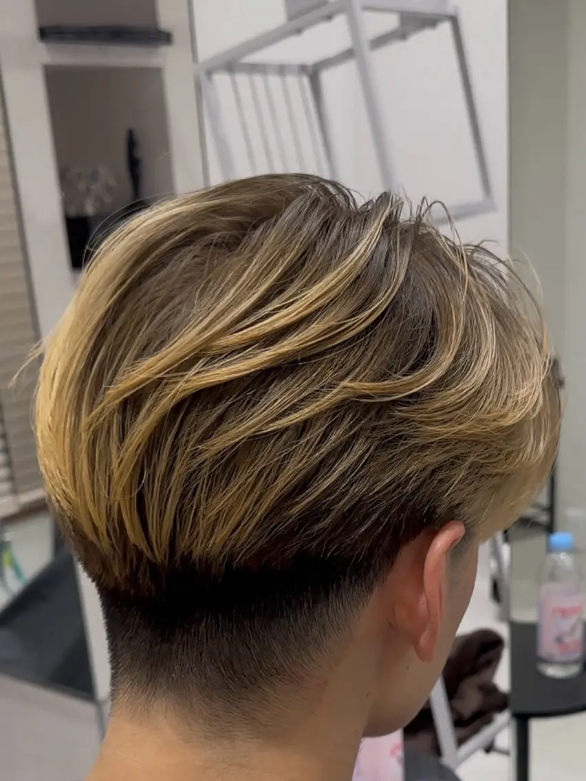 カラー メンズ メンズバレイヤージュ センターパート バレイヤージュ ブロンド カット ヘアカラー トリートメント メンズ縮毛矯正 /町田/木村悠月のヘアスタイル
