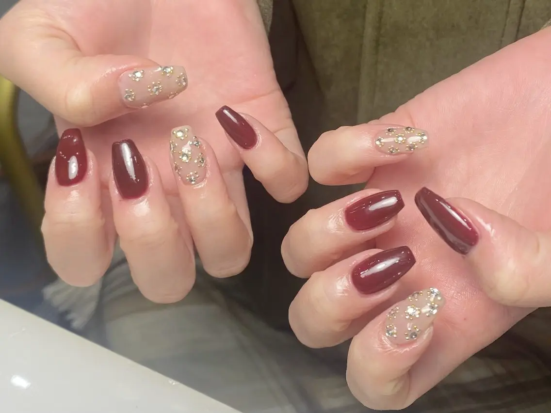 ネイル チークネイル フレンチネイル ジェルネイル ガーリー キラキラネイル ハンドネイル UM Nail Salonのネイルデザイン