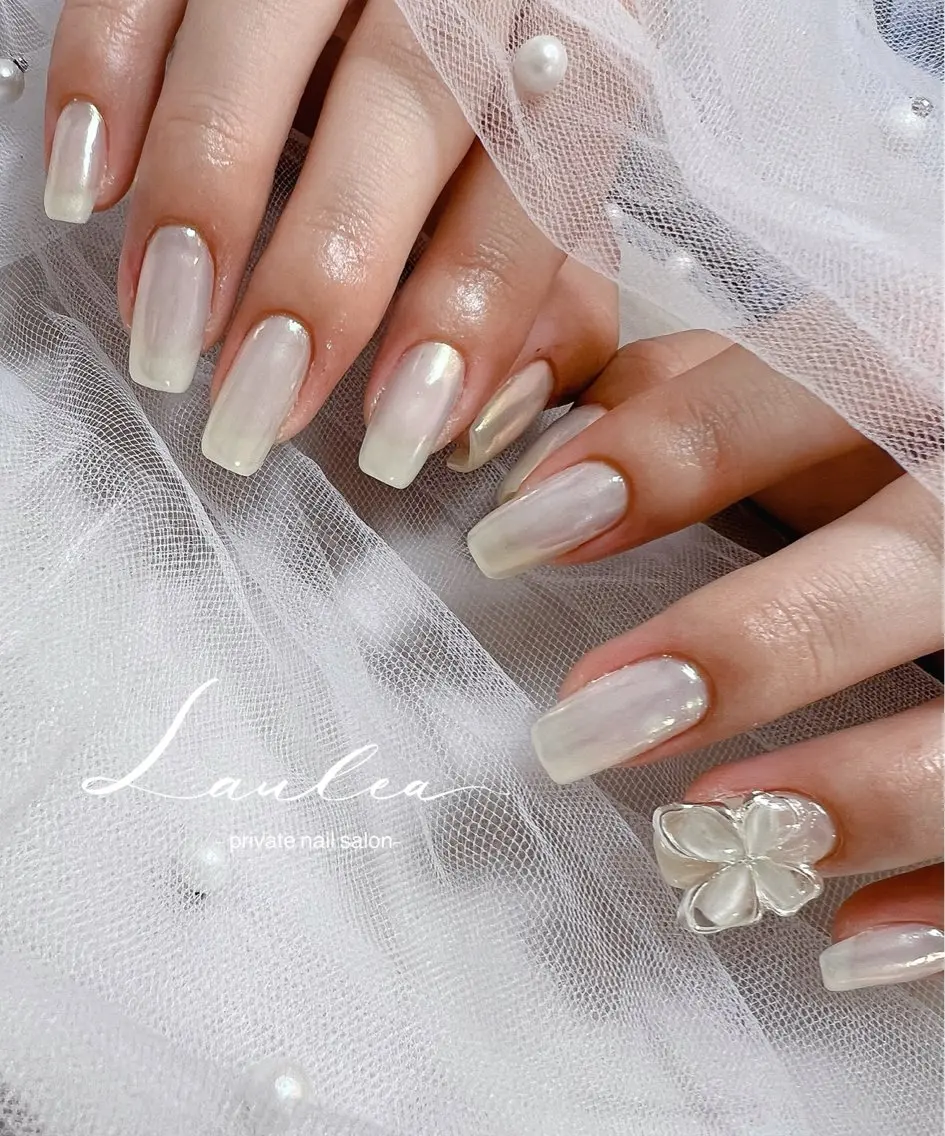 ネイル ミラーネイル 夏ネイル ホワイト ハンドネイル nail salon Lauleaのネイルデザイン
