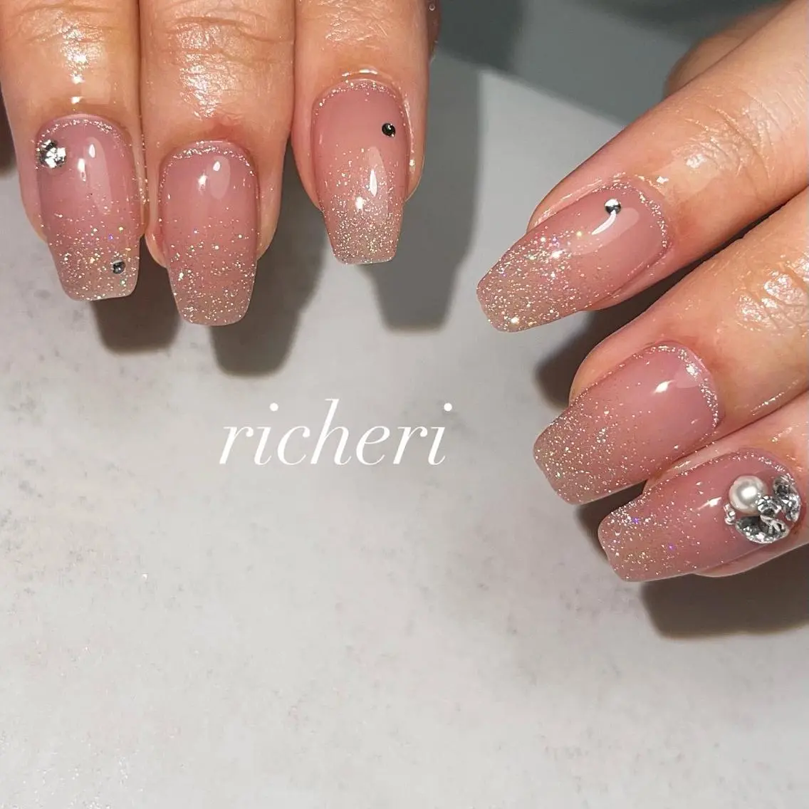 ミディアム ネイル 韓国風ヘア フラッシュネイル フラッシュマグ フレンチネイル ジェルネイル ハンドネイル richeri beautyのエステ・リラクイメージ