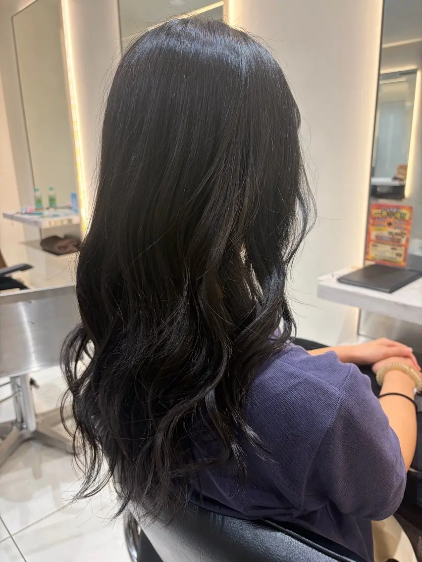 ロング カラー 黒髪 透明感カラー グレーブラック miiko🌼 大人ヘアのヘアスタイル