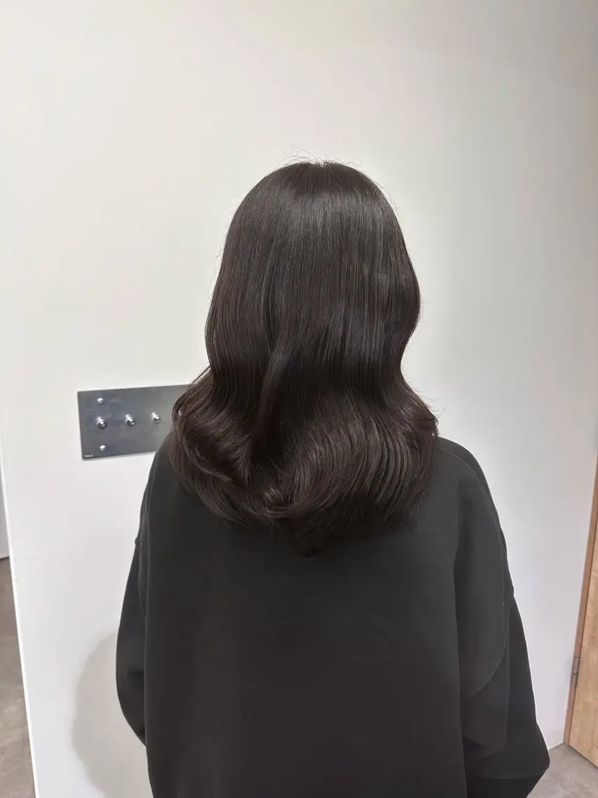ミディアム カラー ミディアムレイヤー アッシュ グレージュ ハイトーンカラー インナーカラー カット ヘアカラー トリートメント タッセルボブ/ ボブ/hinaのヘアスタイル