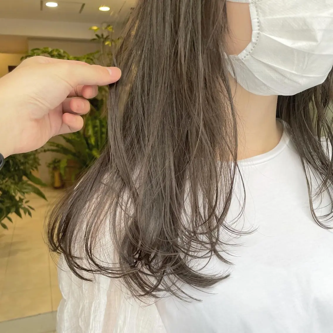 セミロング カラー ベージュカラー 透明感カラー ハイライトカラー オリーブベージュ ハイライト カット ヘアカラー トリートメント 透明感カラー* レイヤー/清水大地のヘアスタイル