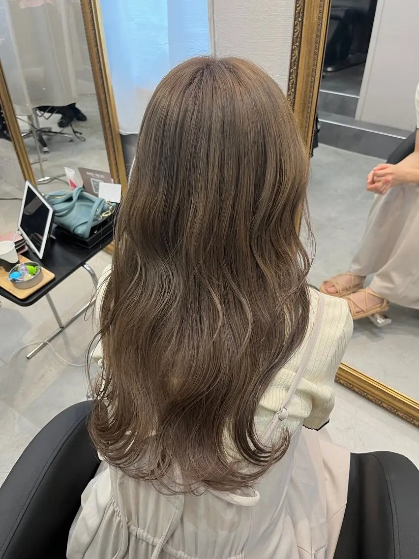 ロング カラー アッシュ ベージュカラー グレージュ/透け感 カラー/透明感カラーのヘアスタイル