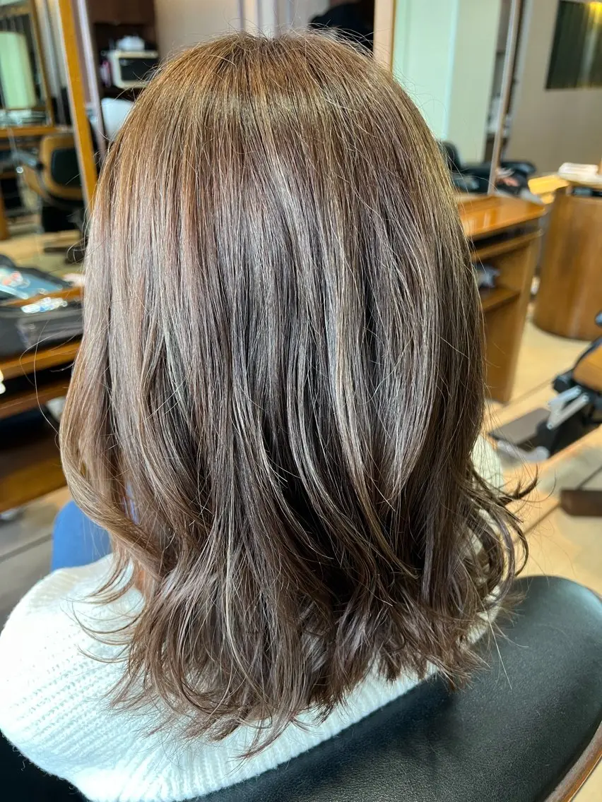 ミディアム アッシュ チーフデザイナー 木部のヘアスタイル