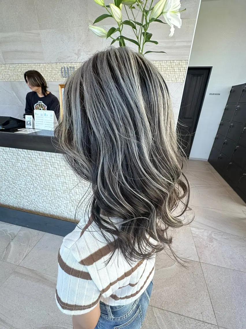 セミロング カラー バレイヤージュ ブリーチ レイヤーカット ヘアカラー トリートメント 山本 麟太郎のヘアスタイル