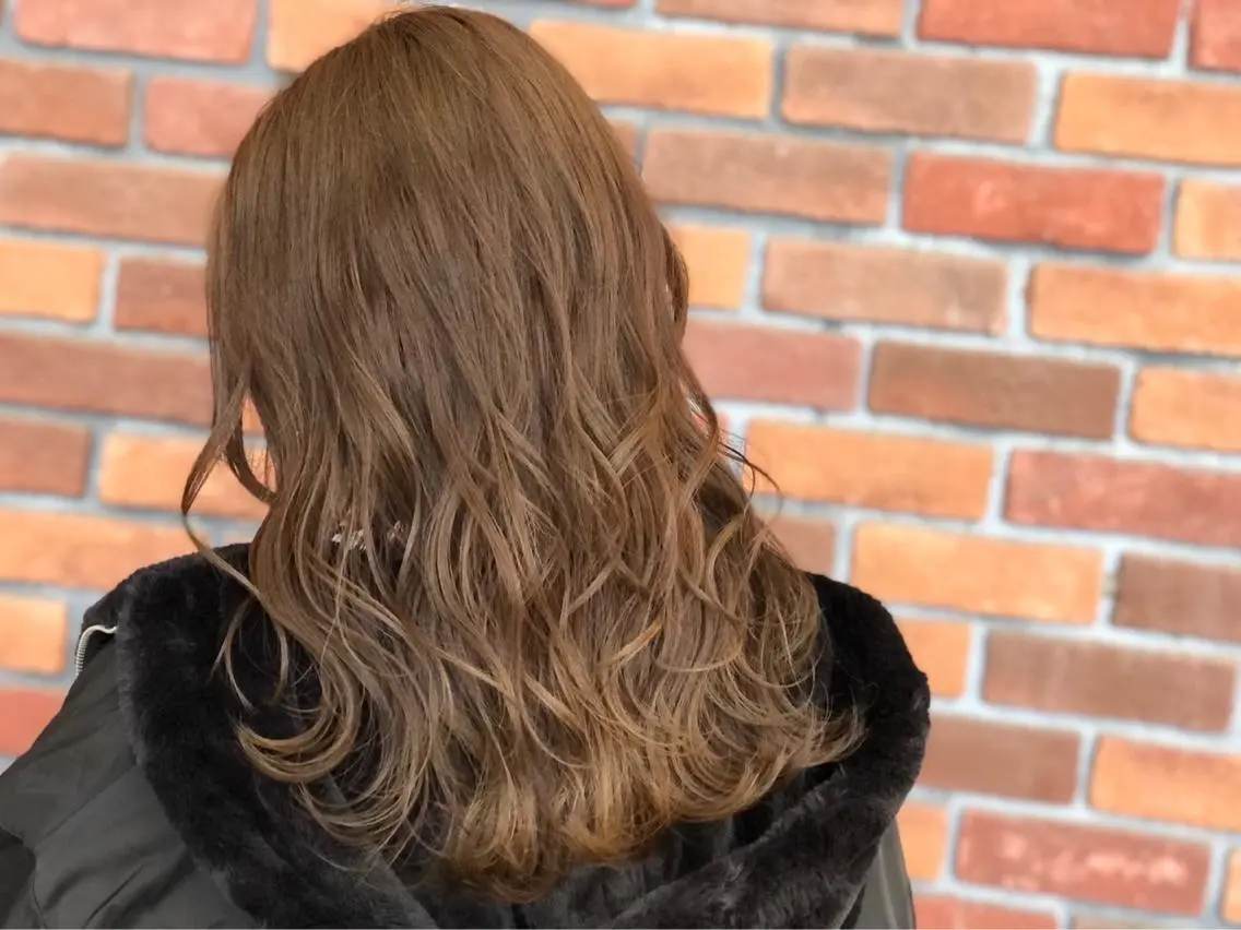 セミロング カラー アッシュ ベージュカラー カット ヘアカラー トリートメント 及川 祐輔のヘアスタイル