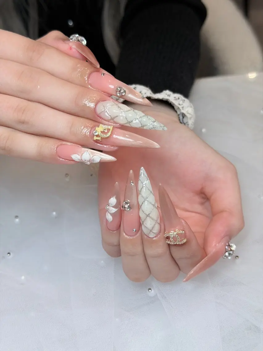 ネイル チークネイル ドット フットネイル フレンチネイル グラデーション ハンドネイル ハンドケア Aria Nail Beautyのネイルデザイン