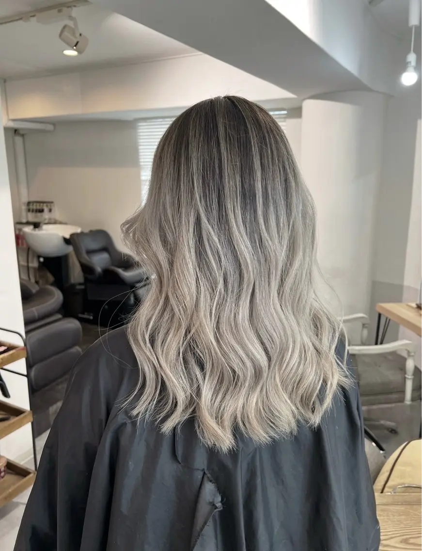 セミロング カラー バレイヤージュ シルバー ホワイトシルバー レイヤーカット 指名数No.1 /NAOYAのヘアスタイル