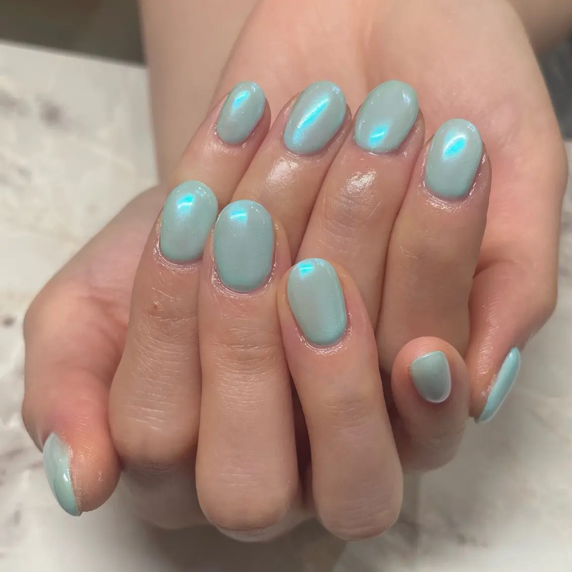 ネイル オーロラネイル 水色 ハンドネイル 🦋hana / nail / AOのネイルデザイン