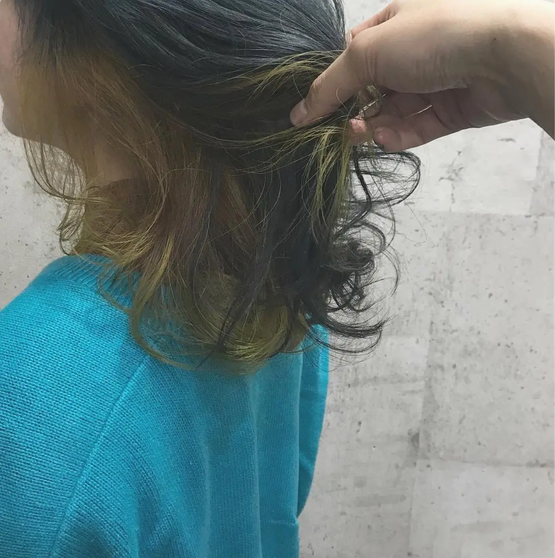 ミディアム カラー ブリーチ ブルーカラー インナーカラー ネイビーカラー イエローカラー インナーカラー/天神 ブリーチ/吉田のヘアスタイル