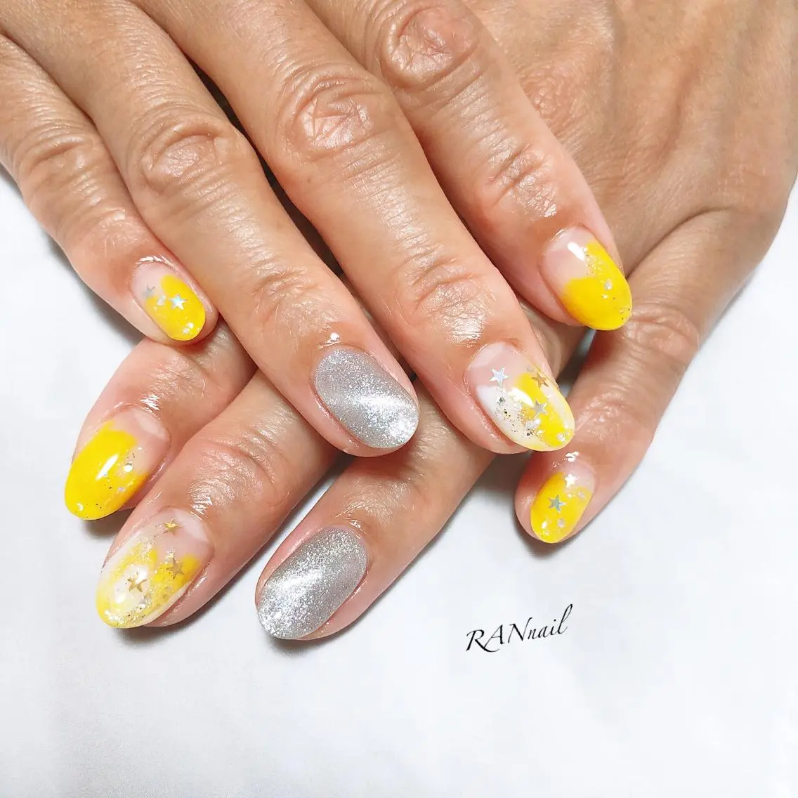 ネイル オーロラネイル ブルー フットネイル キラキラネイル ラメ(グリッター) ハンドネイル フットネイル RAN nailのネイルデザイン