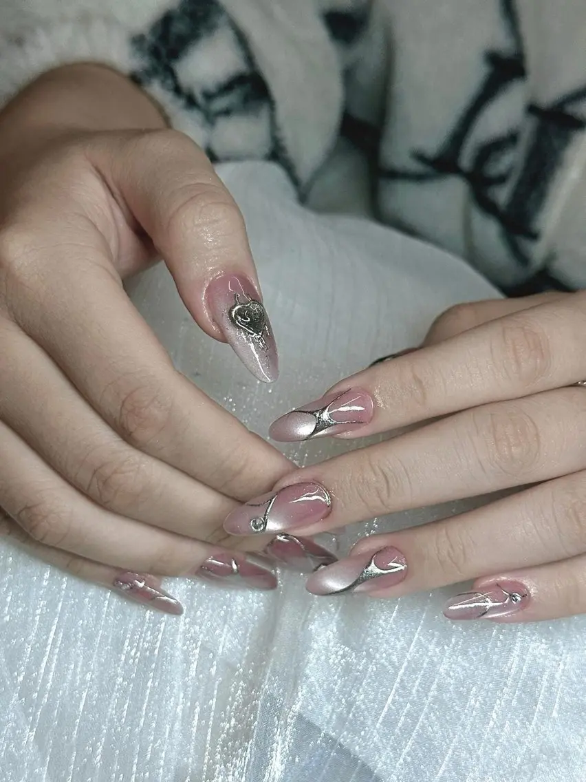 ネイル チークネイル フレンチネイル グラデーション キラキラネイル 韓国ネイル Minette nailHuongのネイルデザイン