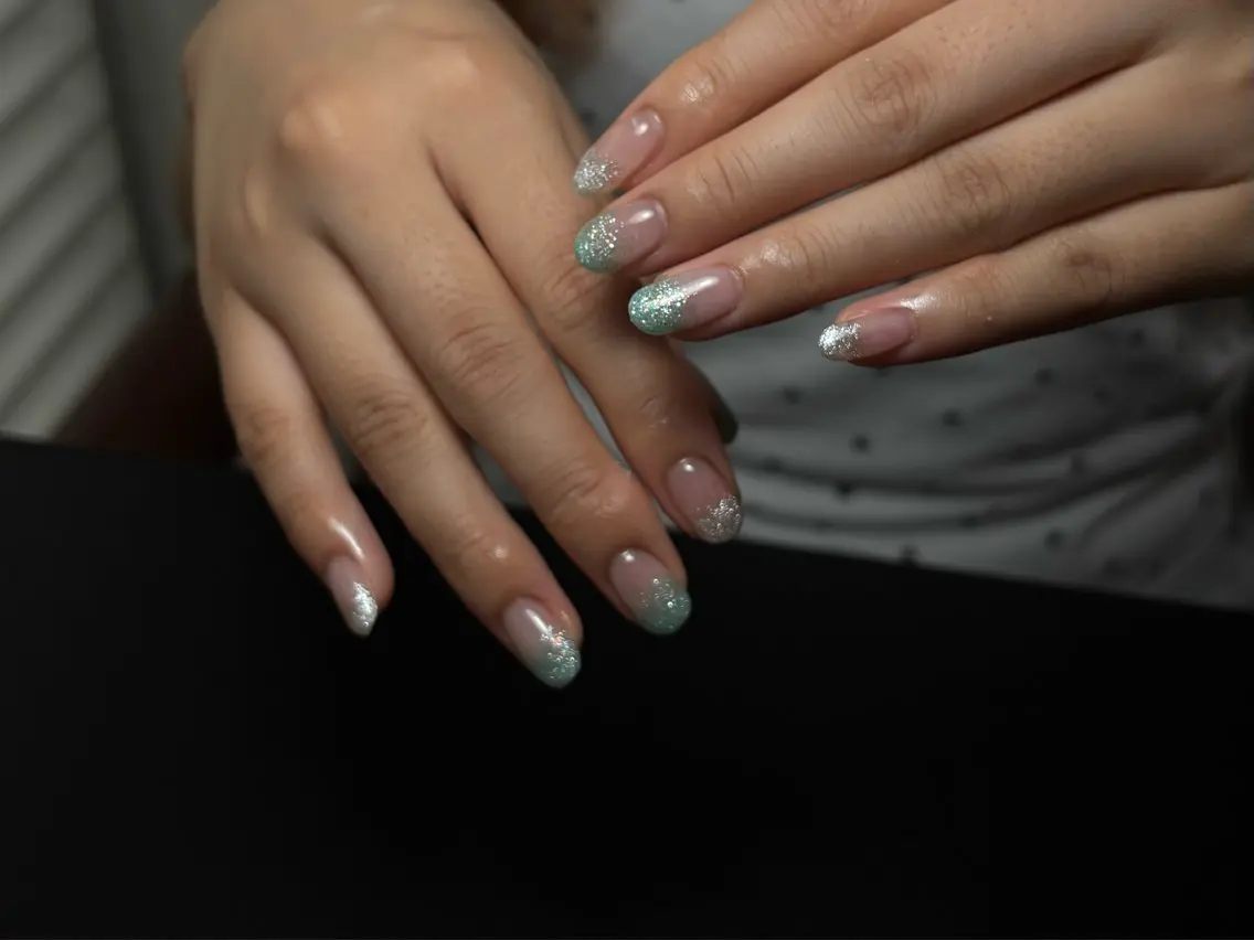 ネイル グラデーション グリーン キラキラネイル ラメ(グリッター) シルバー ハンドネイル D.d nail Rina🌺🖤のネイルデザイン