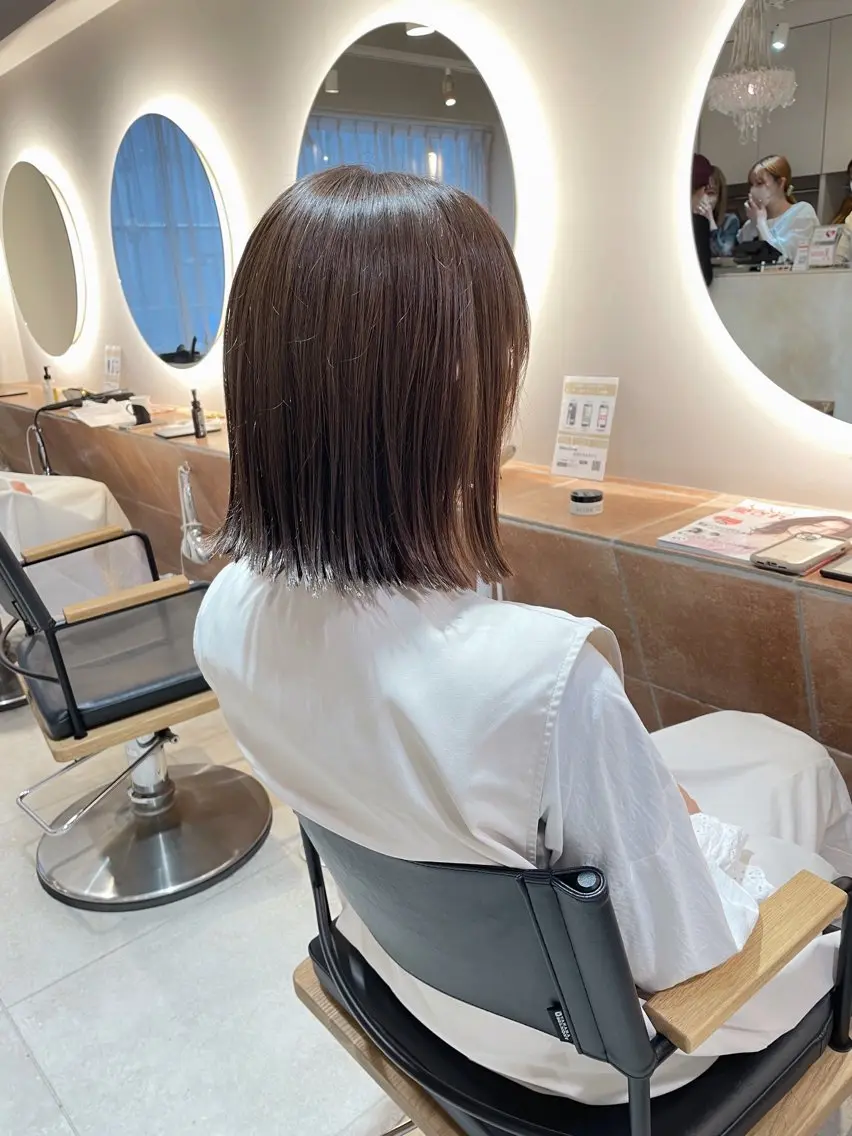 ミディアム カラー グレージュ ボブ 外ハネヘア カット ヘアカラー トリートメント 切りっぱなしボブ ソノキユウカのヘアスタイル