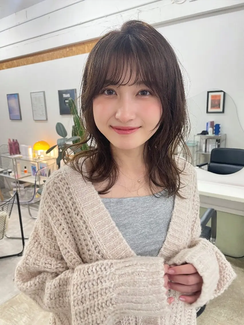 ミディアム カラー パーマ ブリーチ ダブルカラー 顔周りカット ハッシュカット レイヤーカット HONEY渋谷 髪質改善/レイヤーのヘアスタイル